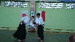 Shihan Shishiya pokazuje technik na Sensei Adamie