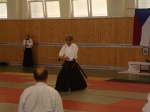 Shihan Yoshida pojazuje technikê Iaido